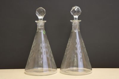 Paire de carafes. H. :26 cm.
