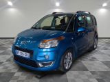 la petite voiture bleue est garée sur un carrelage à carreaux
