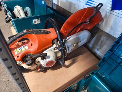 une tronçonneuse posée sur une caisse