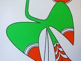 un oiseau orange et vert perché sur une chaise verte et orange