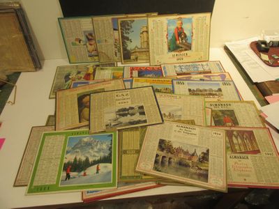 une pile de vieilles cartes postales posée sur un bureau