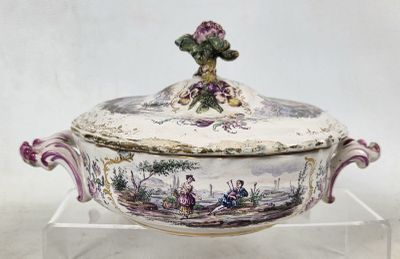 Bouillon couvert à oreilles en faïence polychrome et doré à …