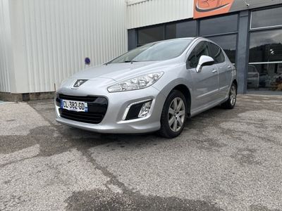 la voiture argentée est garée devant un bâtiment