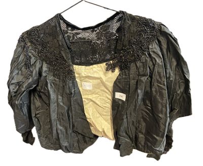 Petit haut en taffetas noir, dentelle noire et ornements en …