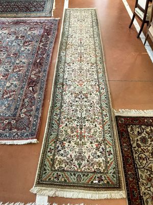 Plusieurs tapis sont alignés sur le sol dans une pièce