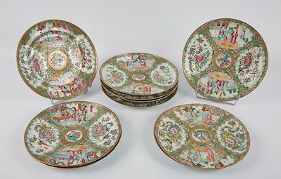 six assiettes de la « famille » chinoises et une soucoupe