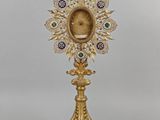 une image représentant une horloge en or sur laquelle figure le portrait d'une femme