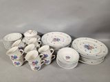 beaucoup d'assiettes et de tasses sur la table