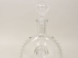 carafe en verre transparent ornée d'un motif décoratif sur le haut