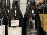 des bouteilles de vin sont alignées sur une étagère dans un magasin