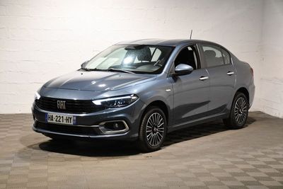 La Fiat grise est garée dans une pièce blanche.