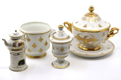 un service à thé blanc et doré comprenant une tasse et une soucoupe