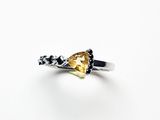 un gros plan d'une bague sertie d'une citrine