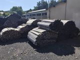 un tas de bûches posé par terre devant un bâtiment