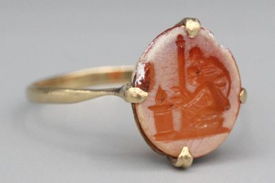 Bague en or ornée d’une intaille sur agate gravée d’une scèn…