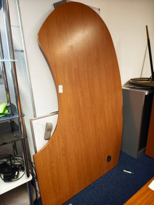 une grande porte en bois dans un coin de la pièce