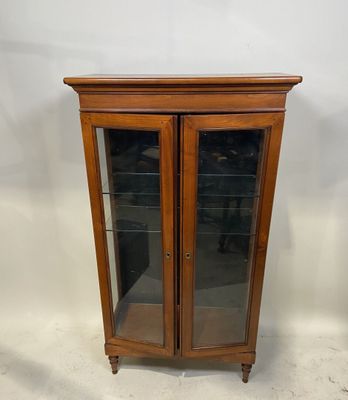 une vitrine en bois avec des portes vitrées et une porte vitrée