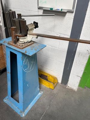une machine posée sur une table dans une pièce