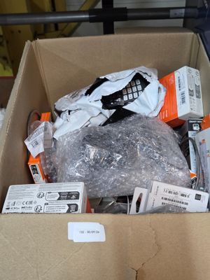 une boîte en carton remplie d'objets hétéroclites sur une table