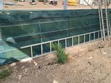 une photo d'un bâtiment en construction recouvert d'une bâche verte