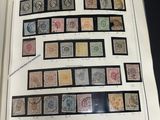 un livre avec un tas de timbres dessus