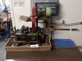 une machine posée sur une table dans une pièce