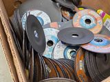 une boîte en carton remplie de disques de toutes sortes