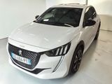 la voiture blanche est garée dans le garage de l'immeuble