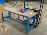 plusieurs morceaux de bois sont posés sur une table dans un entrepôt