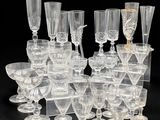 un grand nombre de verres à vin posés sur une table