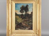 un tableau posé sur un chevalet en bois, avec, en arrière-plan, un tableau représentant un paysage
