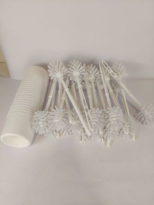 beaucoup de brosses à dents et un verre sur la table