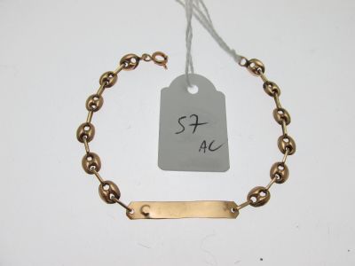 une photo d'un bracelet auquel est accrochée une étiquette