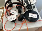 Plusieurs casques sont posés sur un bac en plastique