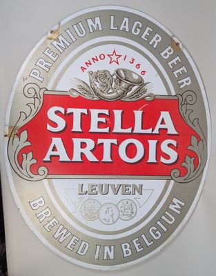 une affiche portant l'inscription « Stella Artois » sur le côté d'un réfrigérateur