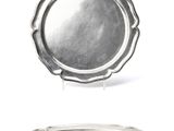 une assiette en argent et une assiette en argent sur fond blanc