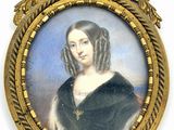 portrait d'une femme en robe noire dans un cadre doré