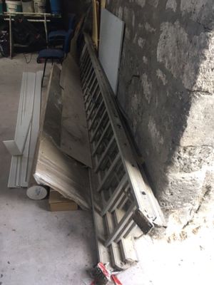 un tas de vieilles fenêtres et une chaise dans un garage