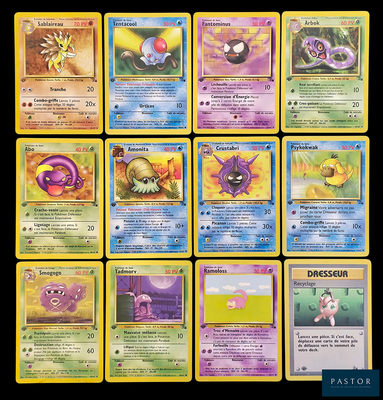 Plusieurs cartes Pokémon sont disposées en rangée sur un fond noir