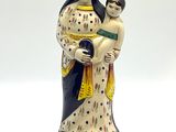 une figurine représentant une femme tenant un enfant dans ses bras