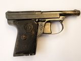 un vieux pistolet avec un canon en métal posé sur une surface blanche