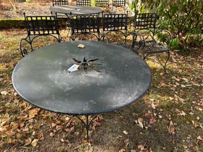 une table et des chaises installées dehors, sur la pelouse