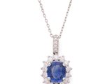 un pendentif composé d'un saphir bleu et de diamants, monté sur une chaîne