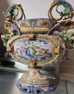 Grande coupe en porcelaine a décor mythologique en polychrom…