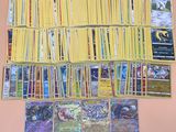 une grande collection de cartes Pokémon posée sur une table