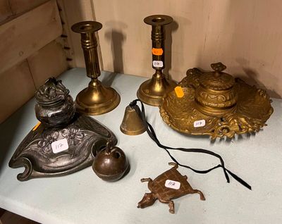 une table sur laquelle se trouvent de nombreux objets différents