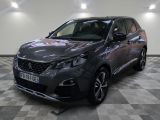 la voiture grise est garée sur un sol en damier dans le garage