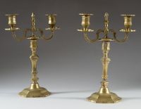 Paire de candélabres en bronze reposant sur une base hexagon…