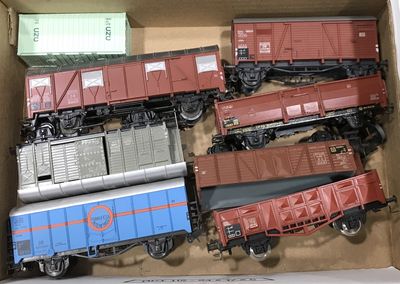 beaucoup de petits trains dans une boîte posée sur la table