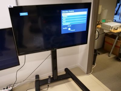 deux téléviseurs reliés entre eux
